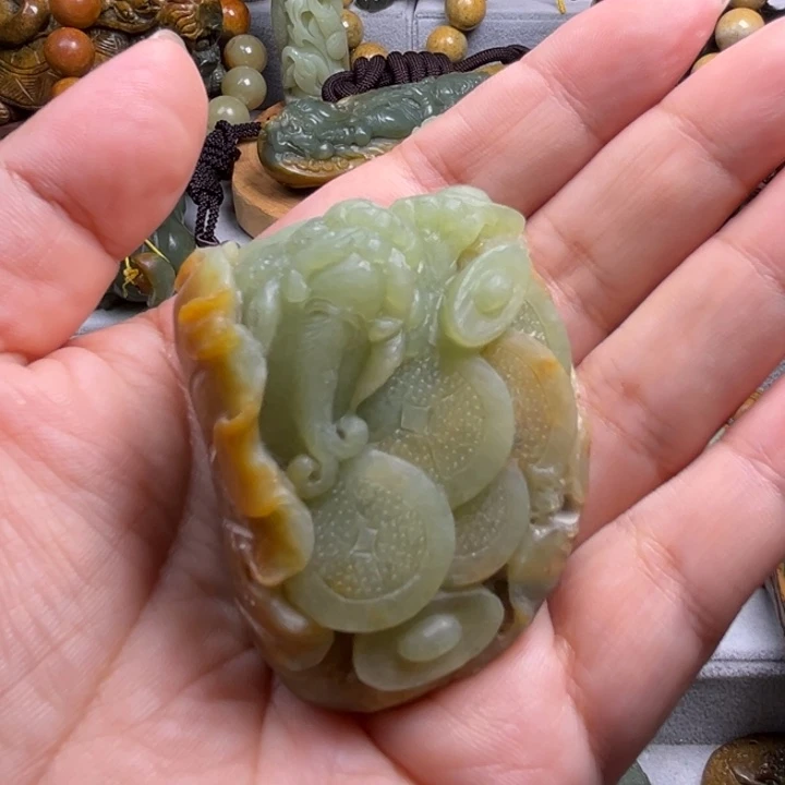未镶嵌岫岩河磨玉（透闪石质玉）把件艮*门
