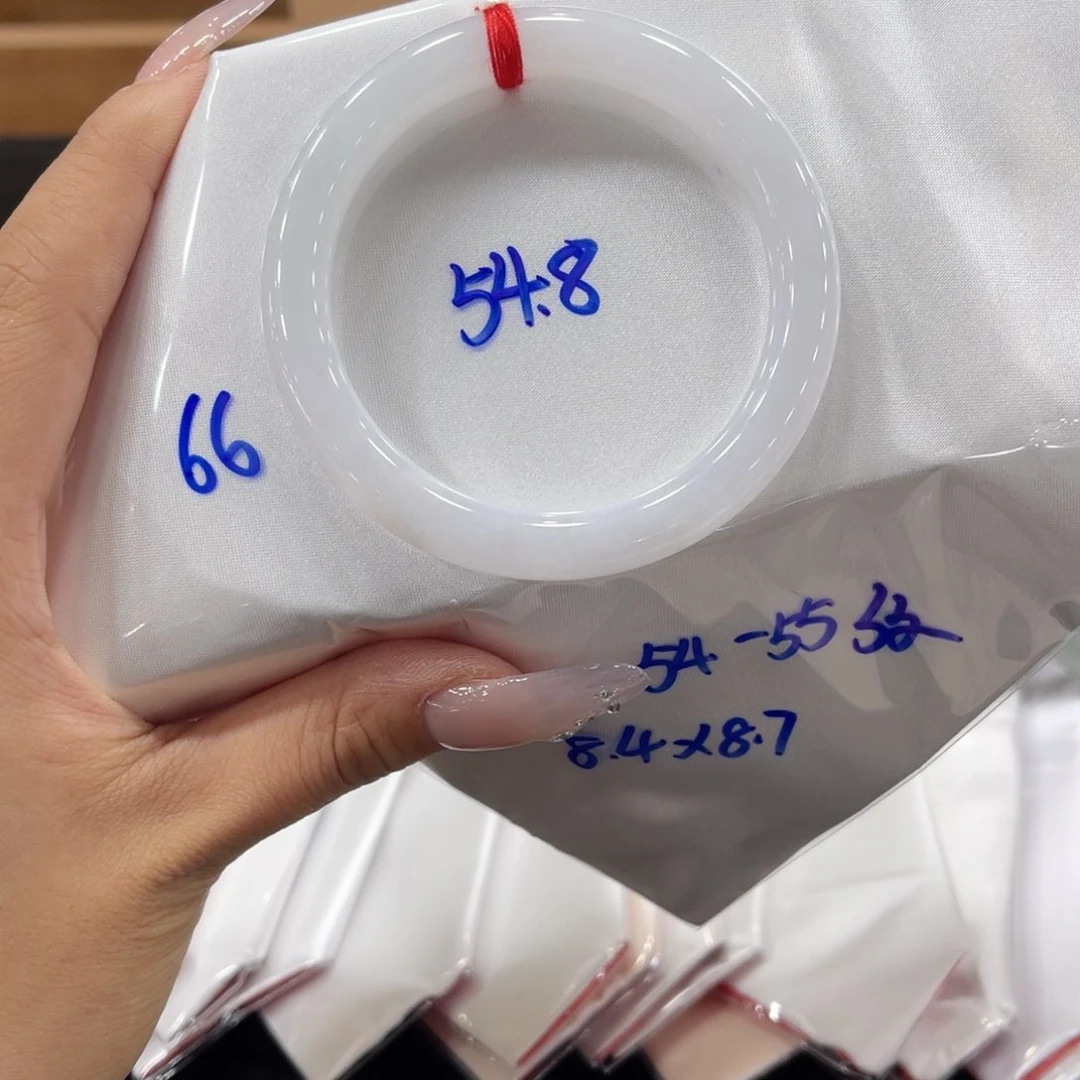 翡翠手镯未镶嵌翡翠