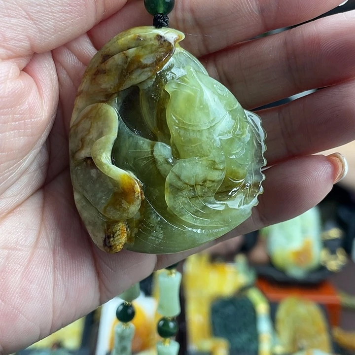 蛇纹石玉未镶嵌颈饰