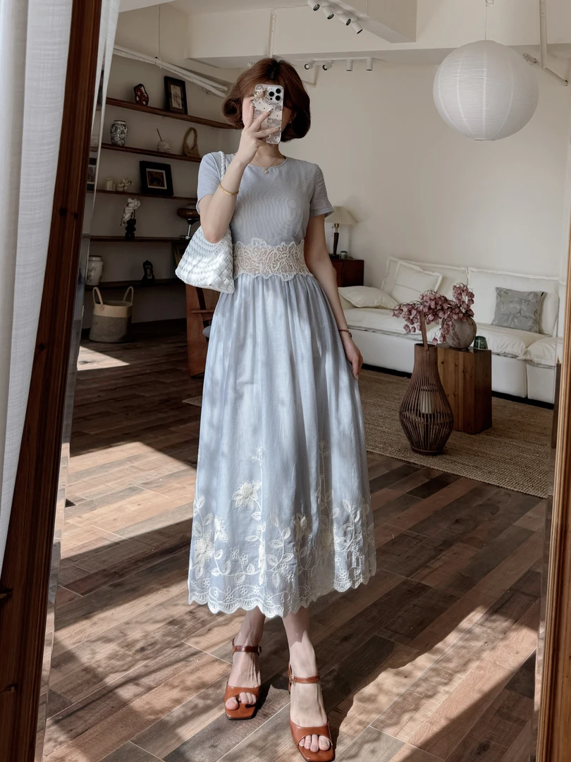 蕾英俊-蔚蓝-夏季韩系圆领蕾丝腰节绣花A摆棉质温柔连衣裙-JF6415