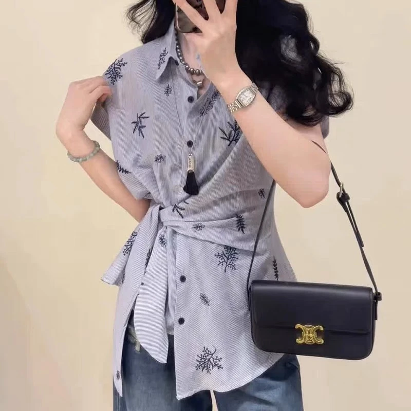 HENIMAN/恒依曼韩版时尚Polo领 短袖条纹不规则刺绣印花衬衫7229