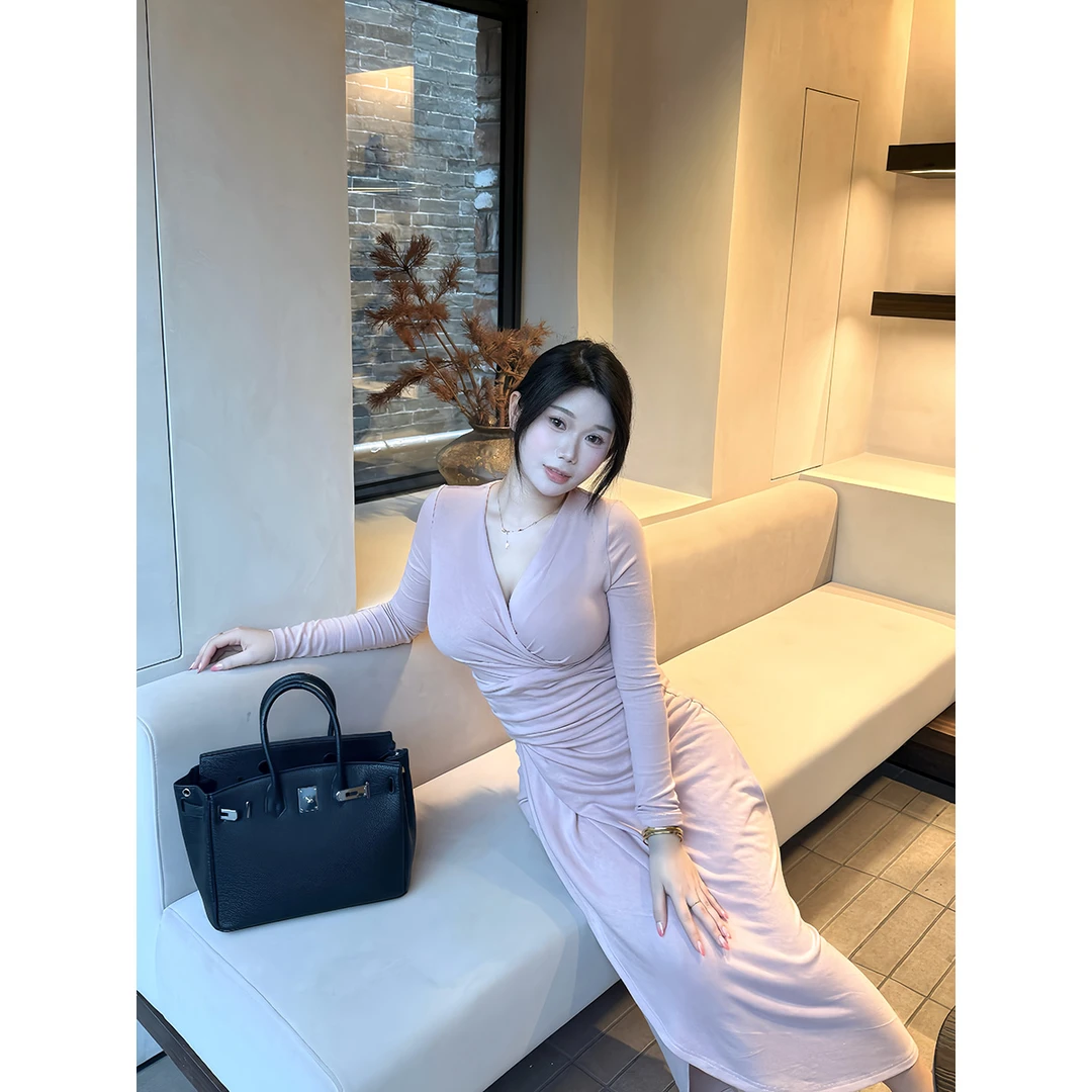 姜姜【轻柔定律】微胖大码秋季设计感连衣裙收腰开叉褶皱长袖裙子