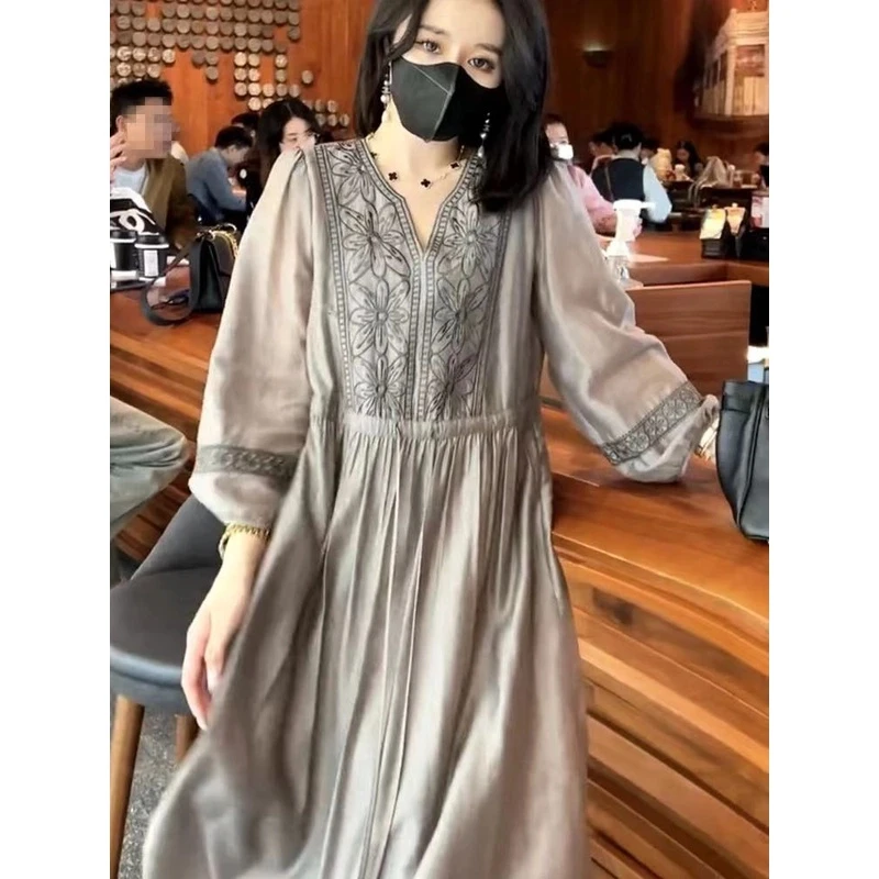 桑蚕丝重工刺绣V领连衣裙2025夏季宽松显瘦气质长裙A352