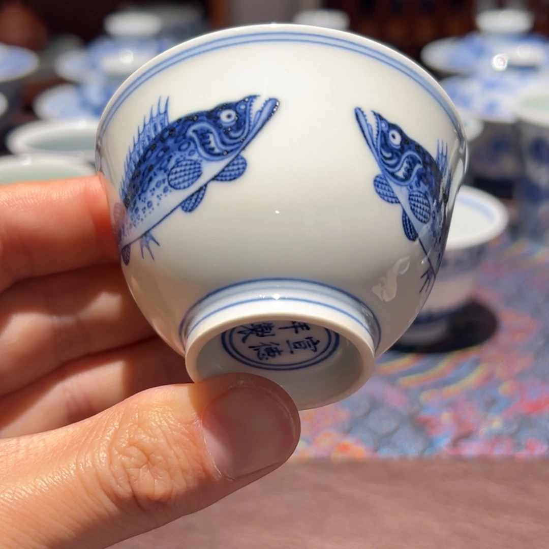 杯青花三面鳜鱼撇口杯口径约7厘米