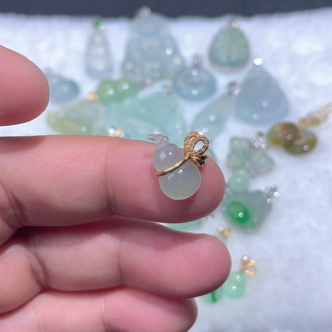 翡翠18K金镶嵌颈饰