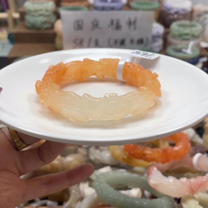 夏***光未镶嵌手镯石英质玉