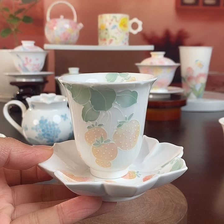 草莓釉下手绘品茗杯套装