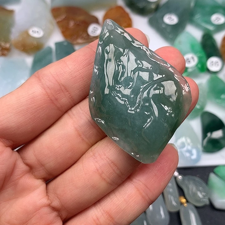 翡翠未镶嵌颈饰随型