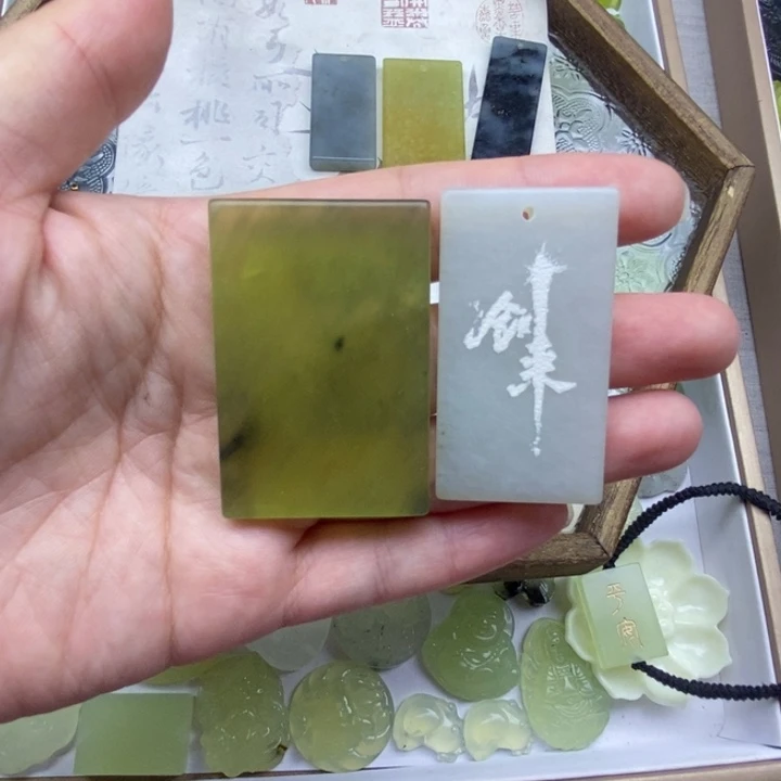 蛇纹石玉未镶嵌颈饰