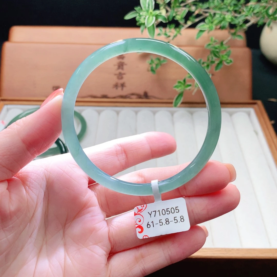 未镶嵌手镯（圆镯）翡翠