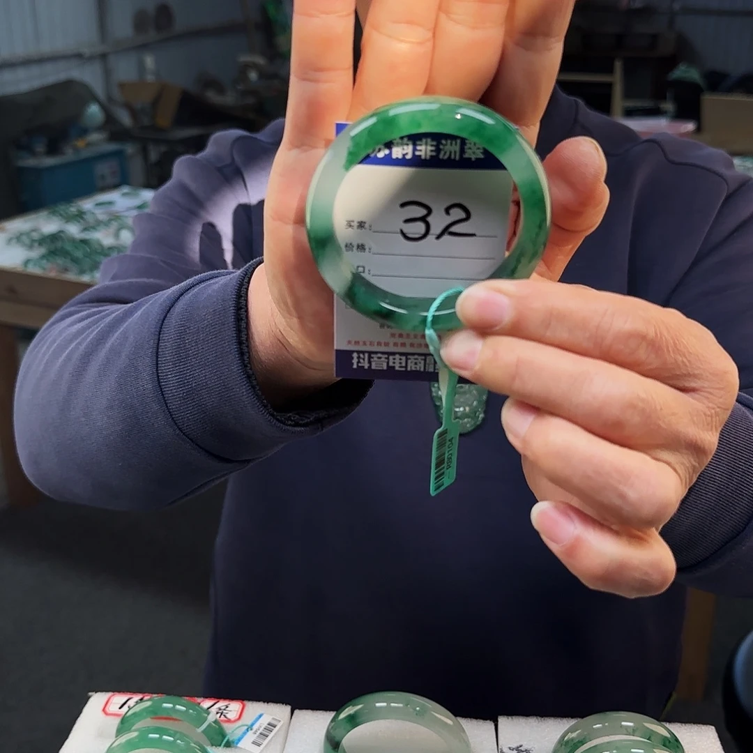 石英质玉（非洲翠）未镶嵌手镯