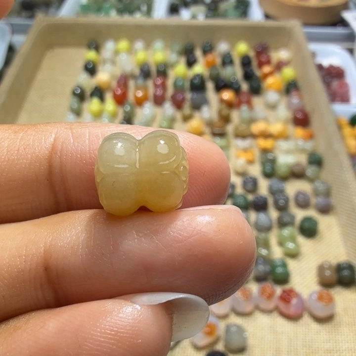 红***儿和田玉未镶嵌珠宝奇石