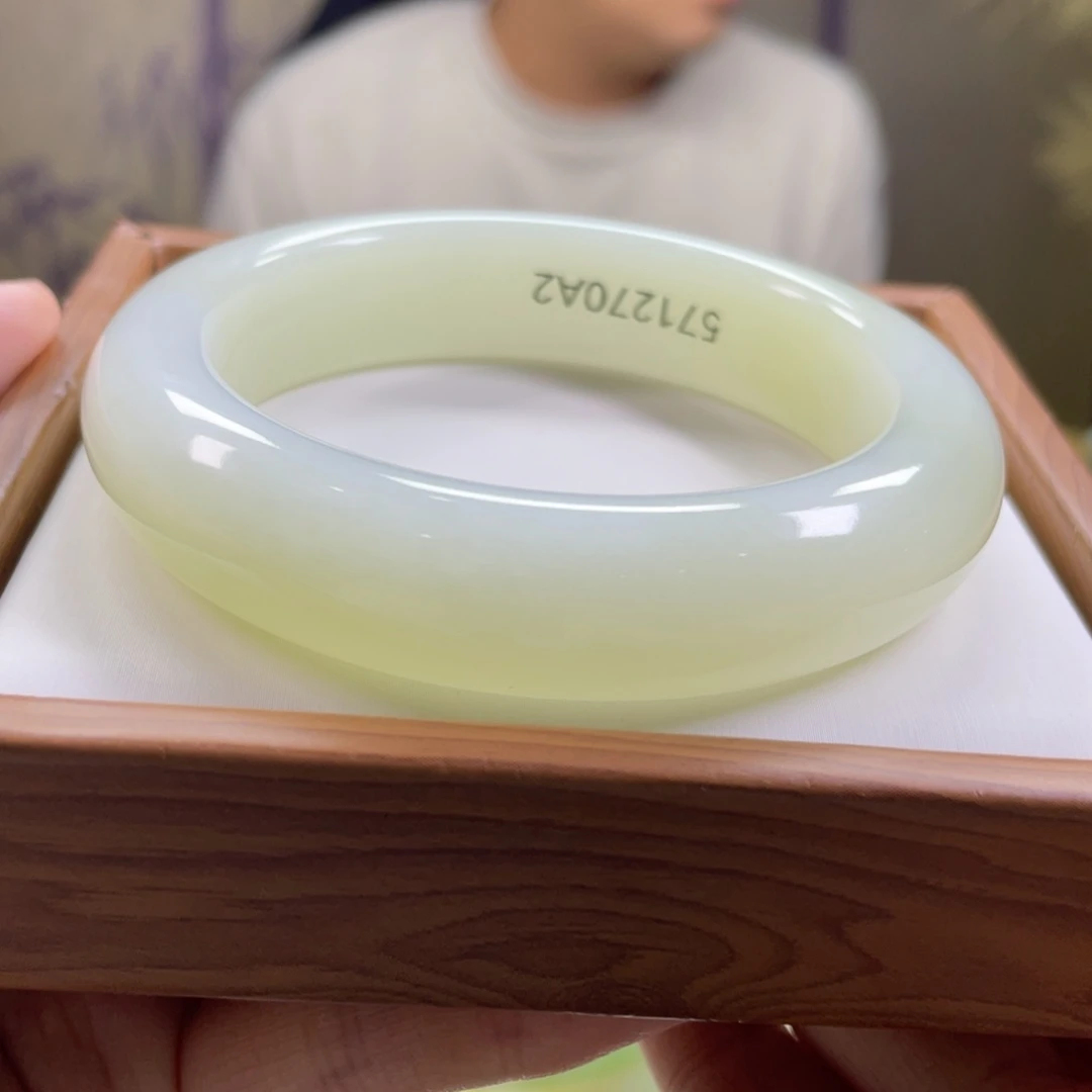 八****和田玉未镶嵌手镯57圈