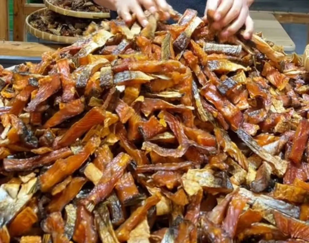 烟熏腊草鱼低盐湖南农家柴火烟熏腊草鱼块肉质鲜嫩口感好的腊鱼
