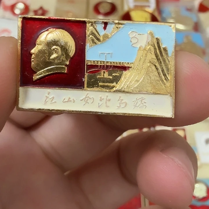 铝莲****人毛爷爷像章