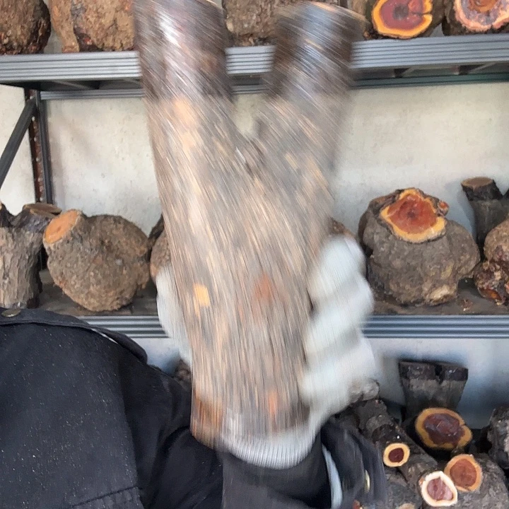 三***爸香榧木火琉璃是一种具有特殊的装饰效果的瓷器