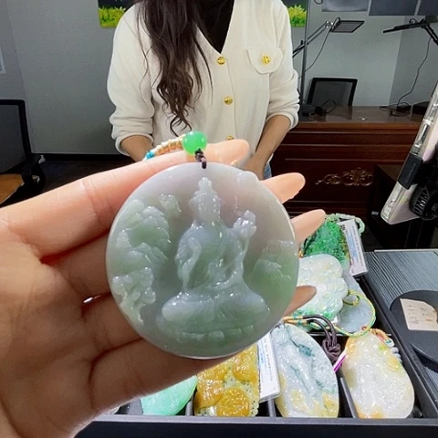 翡翠未镶嵌颈饰一个
