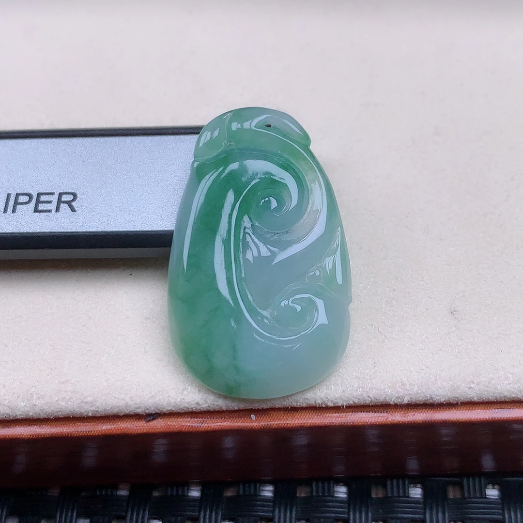 缅甸天然翡翠冰润飘绿翡翠如意吊坠464/2.22尺寸30.2×18.6×3.3