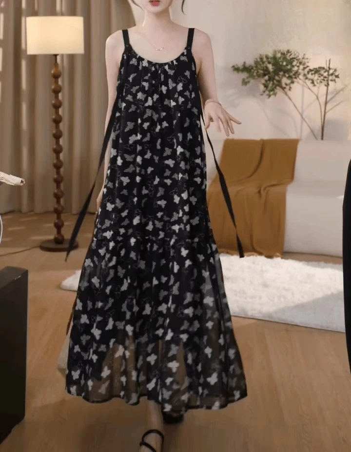 胖mm蝴蝶曼波设计感吊带裙女大码夏季宽松显瘦时尚气质印花连衣裙