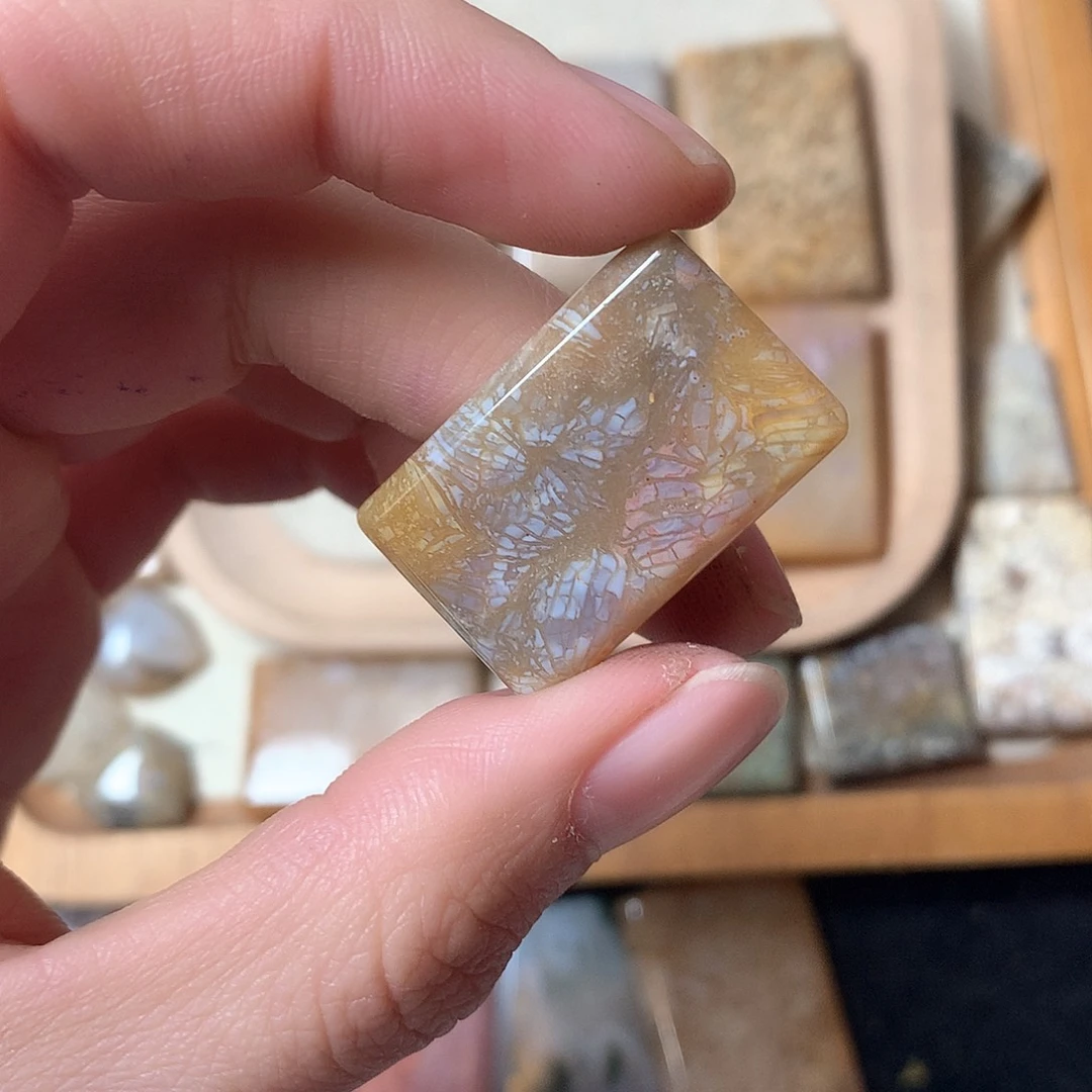 石英质玉颈饰未镶嵌?*昃