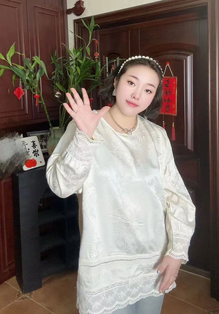 格格大码国风2025年早春新款圆领印花蕾丝拼接中长款衬衫女上衣