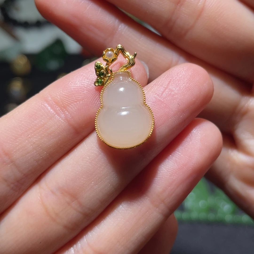 和田玉18K金镶嵌颈饰浓粉葫芦吊坠