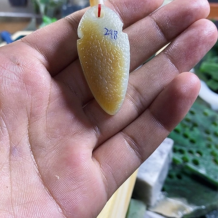 L***Y和田玉（糖玉）未镶嵌珠宝半成品