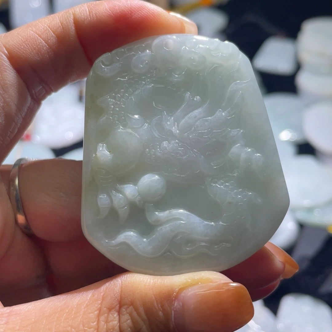 翡翠未镶嵌颈饰龙牌，瑕疵