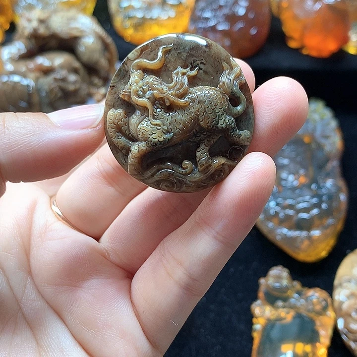 琥珀未镶嵌裸石根蜡雕刻件麒麟