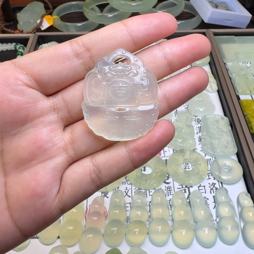 蛇纹石玉未镶嵌颈饰