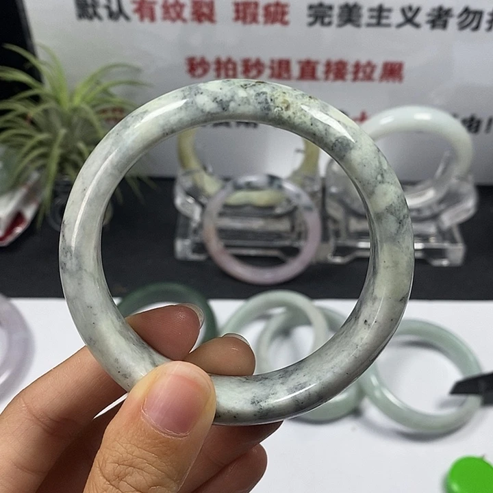 未镶嵌手镯翡翠57号。 57.5圈