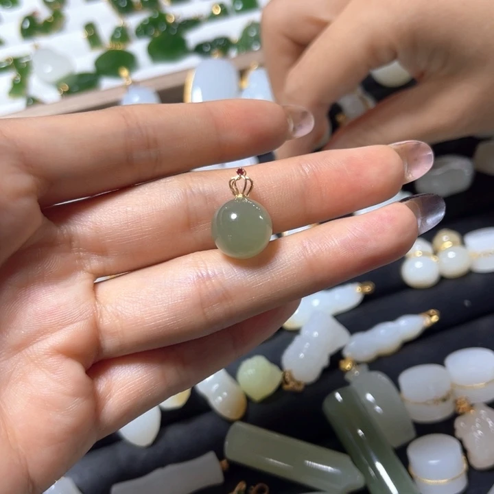 颈饰18K金镶嵌和田玉