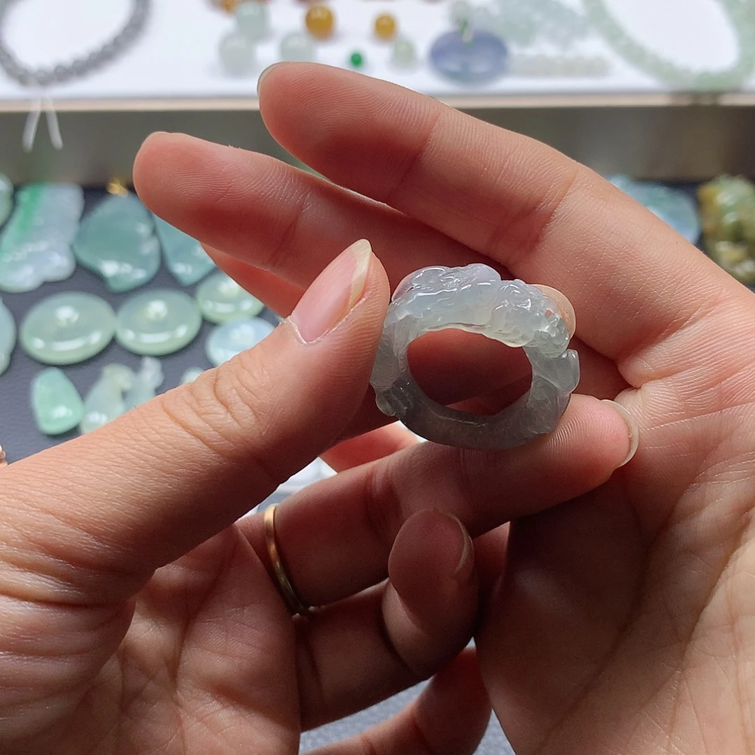 翡翠未镶嵌颈饰龙戒