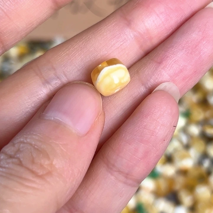 未镶嵌蜜蜡裸石8.5mm一个