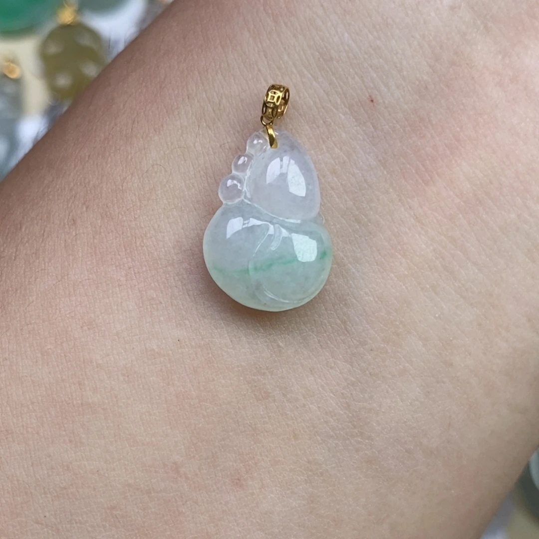 颈饰18K金镶嵌翡翠葫芦