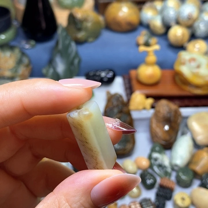 透闪石质玉未镶嵌挂件