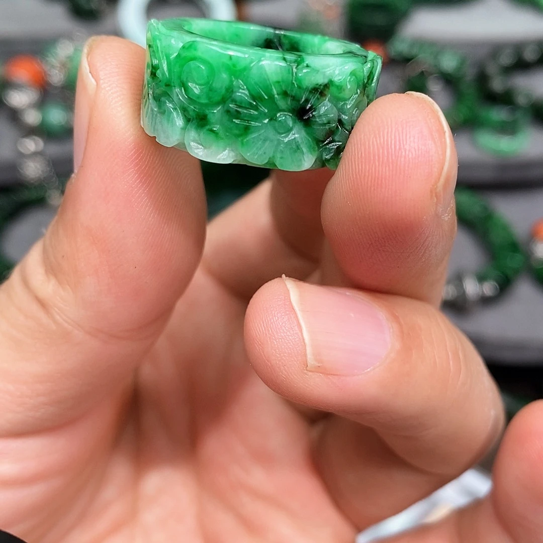 未镶嵌戒指翡翠漂亮美眉