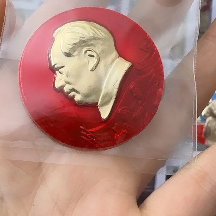 国***柱其他普通金属红色收藏纪念章