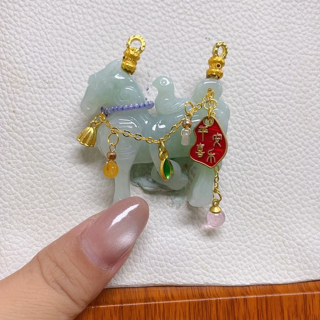 羊***杨翡翠未镶嵌颈饰马吊坠
