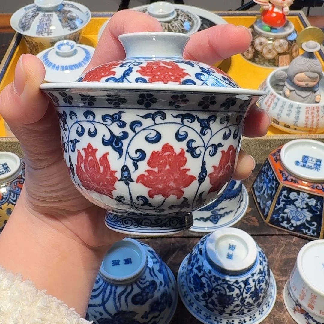 青花釉里红缠枝莲满绘盖碗