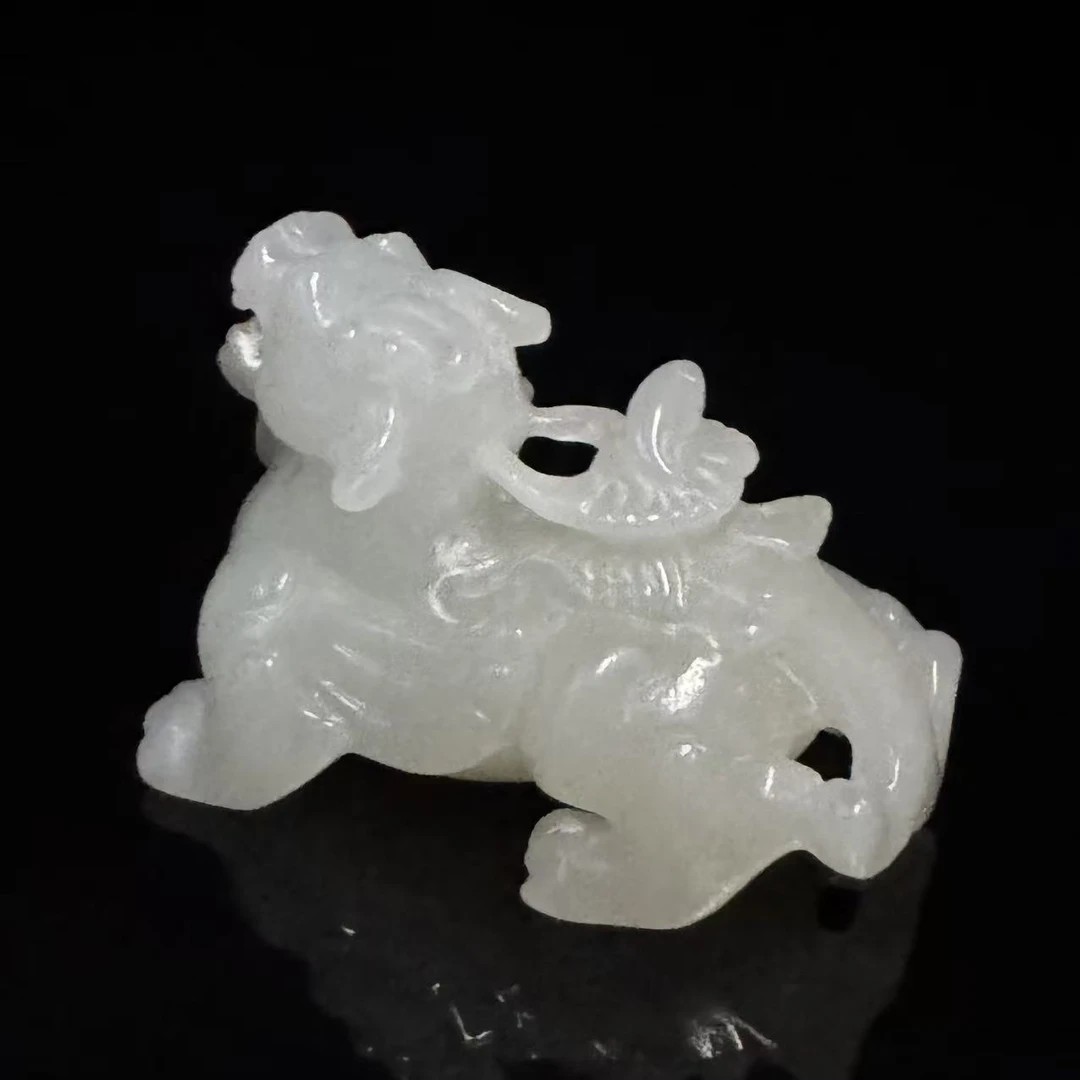 LOT9/20世纪前期和田玉瑞兽雕件/451061