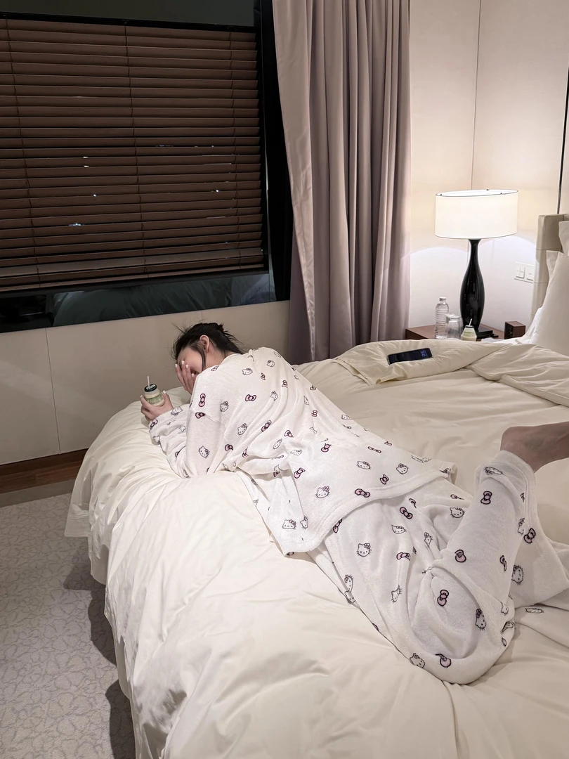 可爱Kitty猫印花法兰绒睡衣女秋冬款毛绒长袖宽松长裤家居服套装