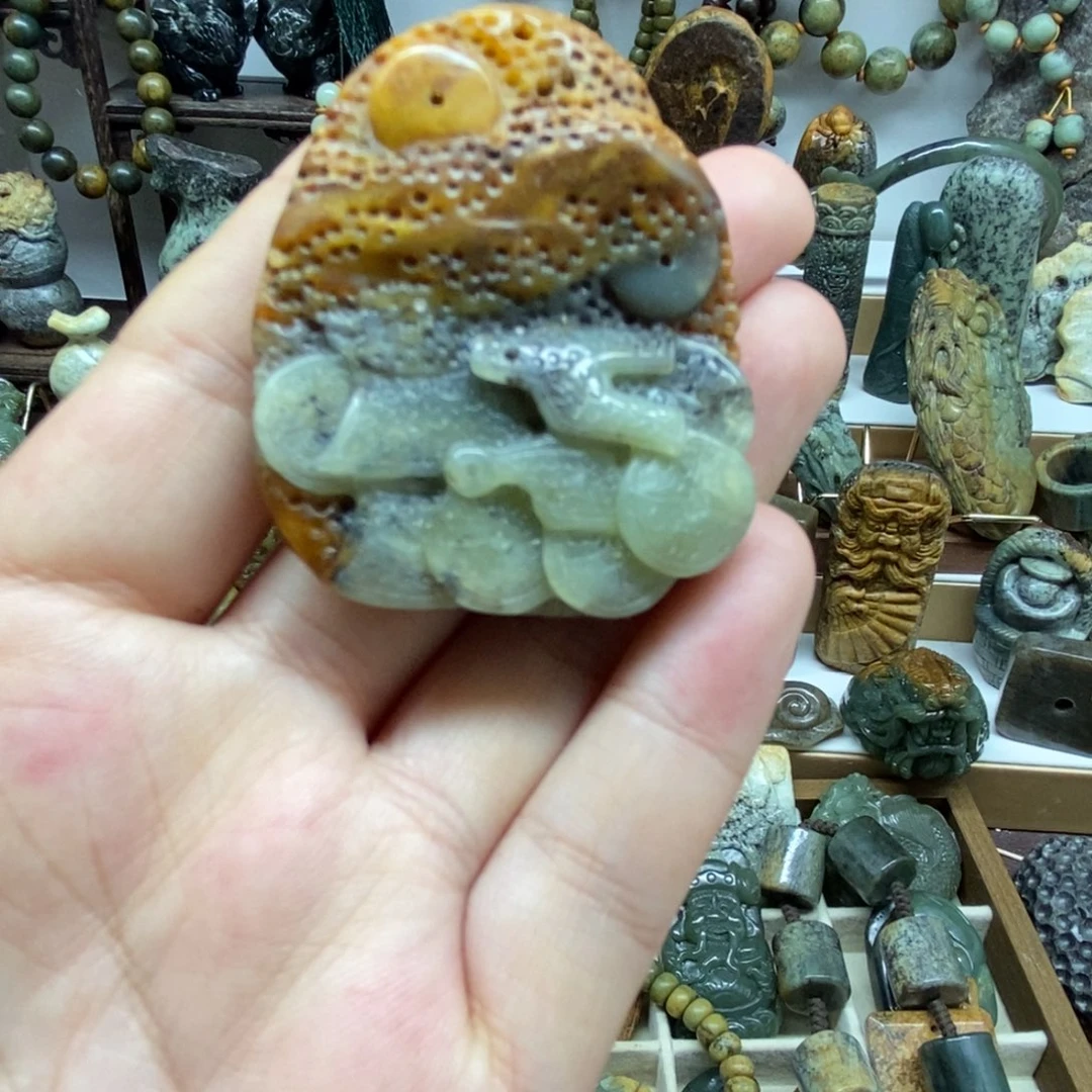 未镶嵌岫岩河磨玉（透闪石质玉）把件