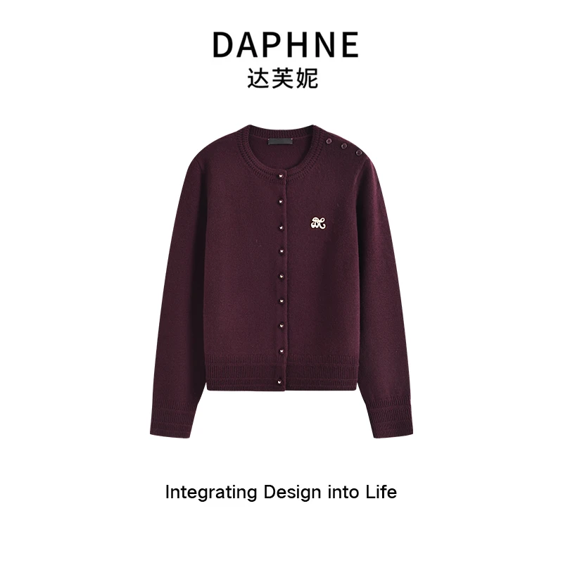 Daphne/达芙妮 秋冬时尚百搭设计感胸针圆领羊毛针织上衣1529