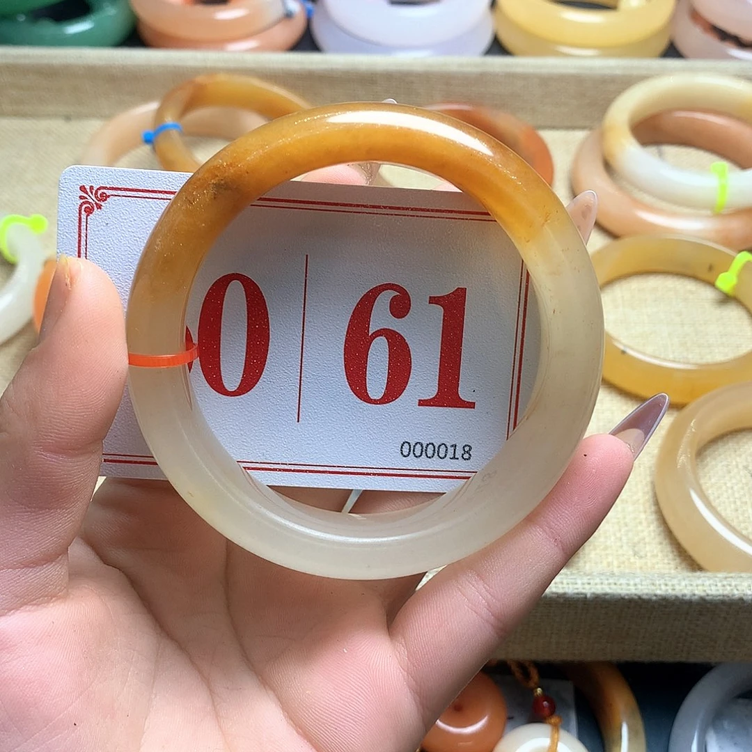 未镶嵌石英质玉（黄龙玉）手镯