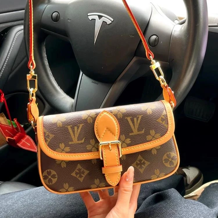 香港精选轻奢2026冬季新款老花女包法棍包腋下单肩斜挎手拎小包包