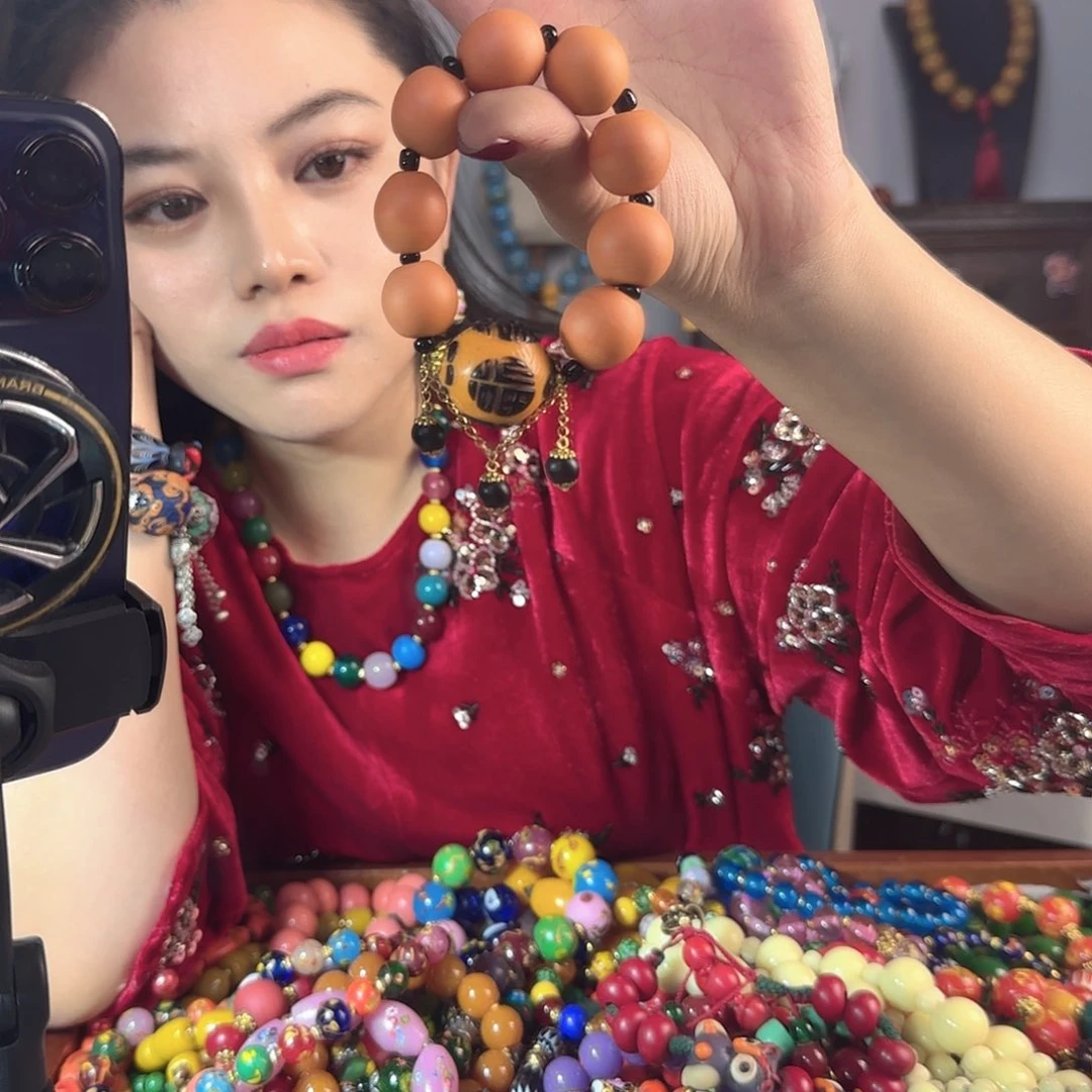 玻璃颈饰小*老琉璃的故事是一个人的故事吗