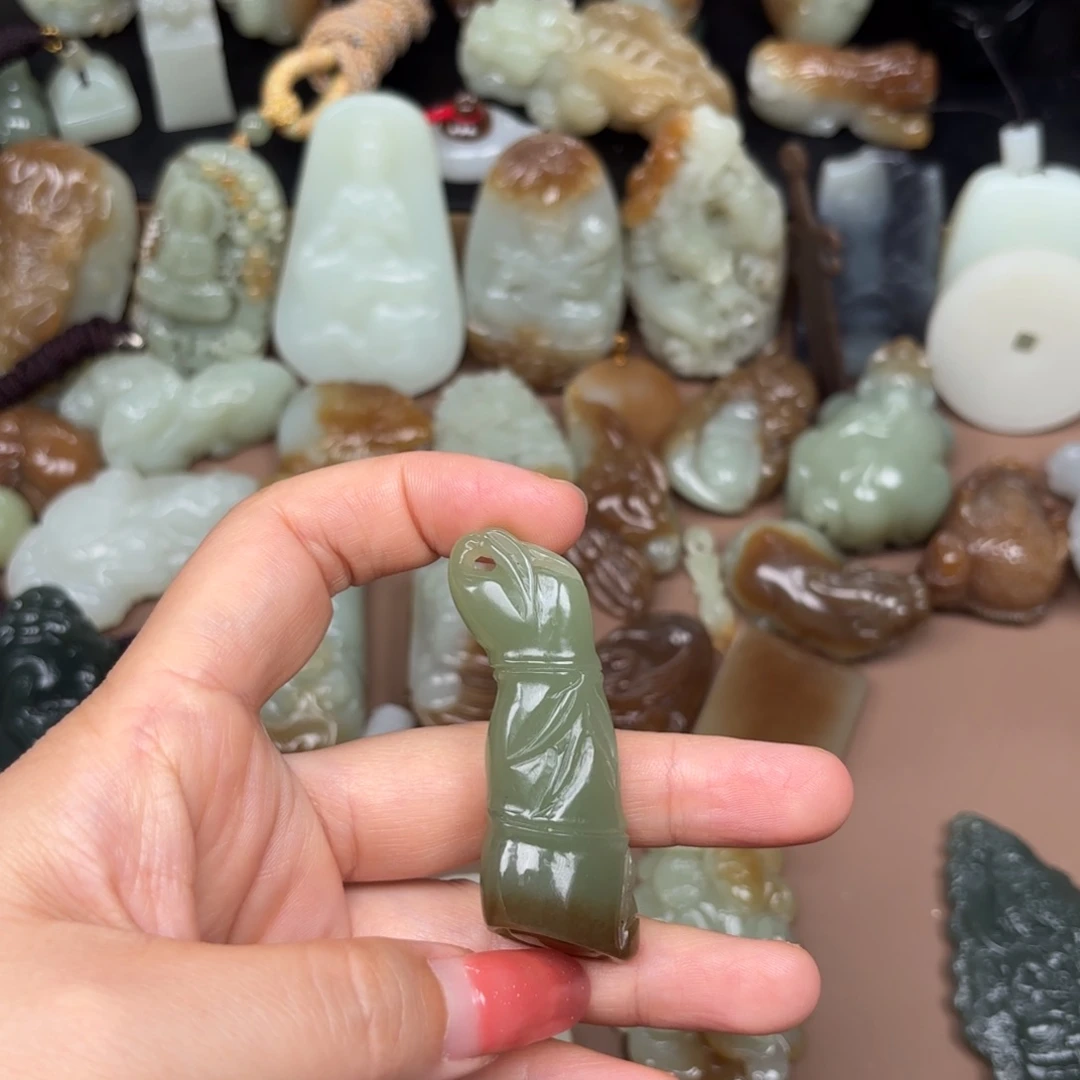 颈饰未镶嵌和田玉（糖玉）