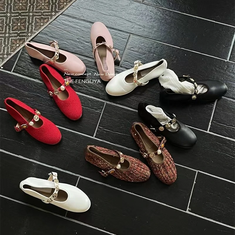 惠小香风徽章扣平底芭蕾单鞋夏季女夏款法式珍珠气质粗跟玛丽珍鞋