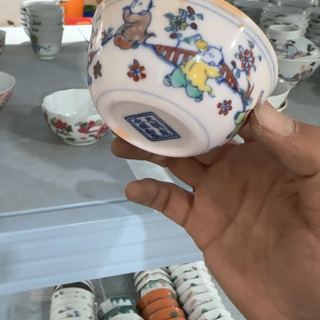 瓷片瓷器上用白泥雕刻了两